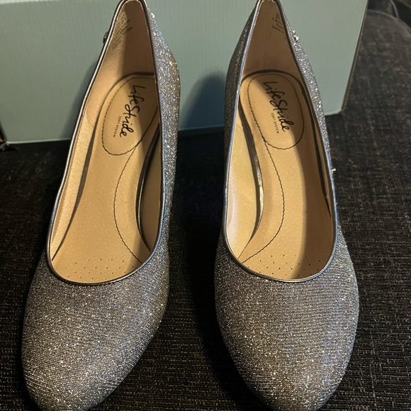 9.5M Silver Heels - Picture 2 of 4